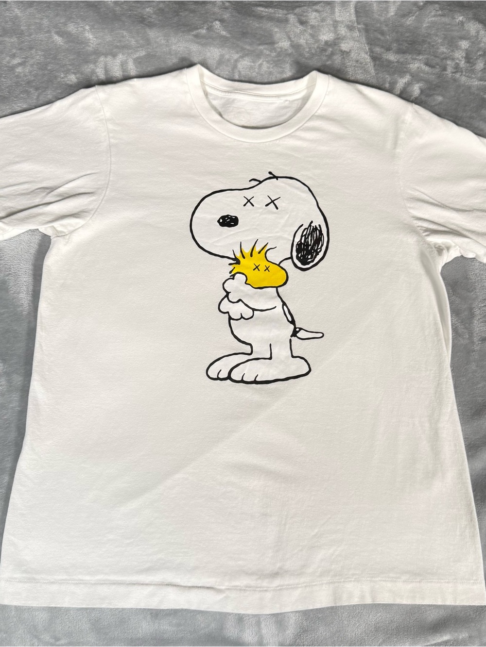 Uniqlo x Kaws Peanuts T Shirt Mens M Cropped Fit Cartoon Faded White